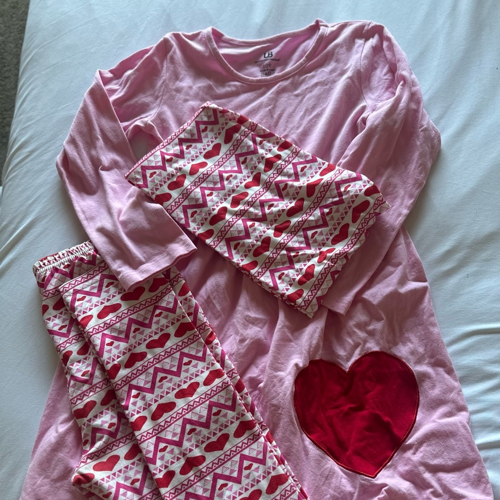 EUC 3 Piece Valentines Day Outfit.